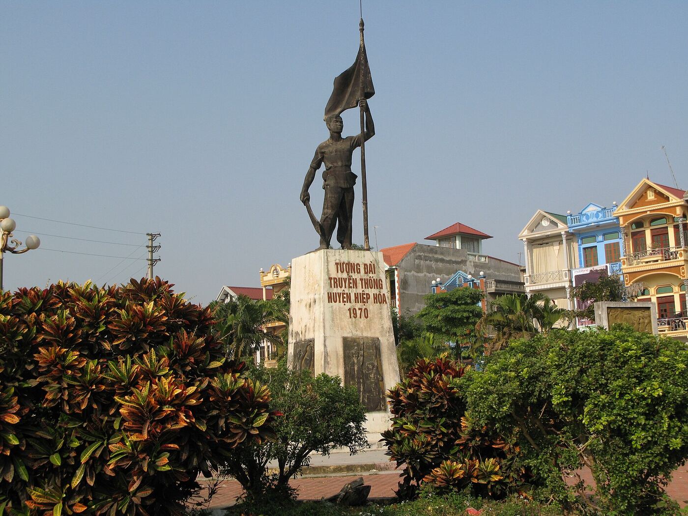 Cụm tượng đài ở trung tâm huyện Hiệp Hoà, Bắc Giang
